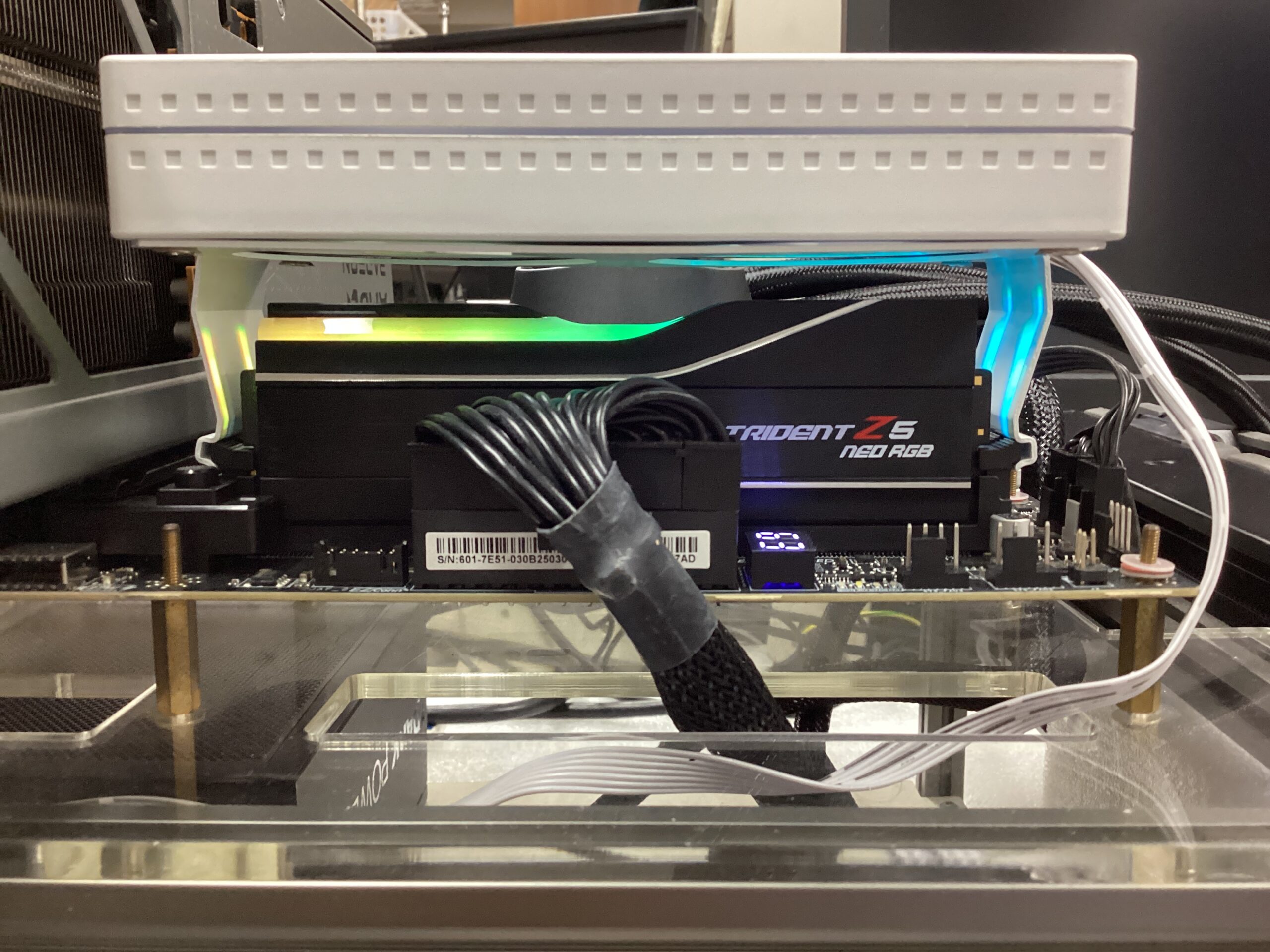 Thermalright MC-2 ARGBをヒートスプレッダー付きDDR5メモリに取り付けた側面写真
